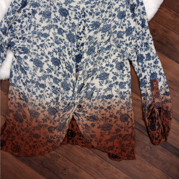 BUCKLE Gimmicks by BKE Floral Ombre Button Down Top Medium - Picture 2 of 7